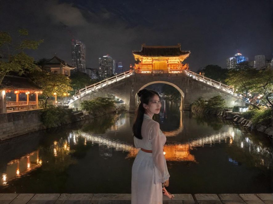 深圳都市夜景，霓虹灯闪烁，展现出充满活力和动感的休闲娱乐街区。