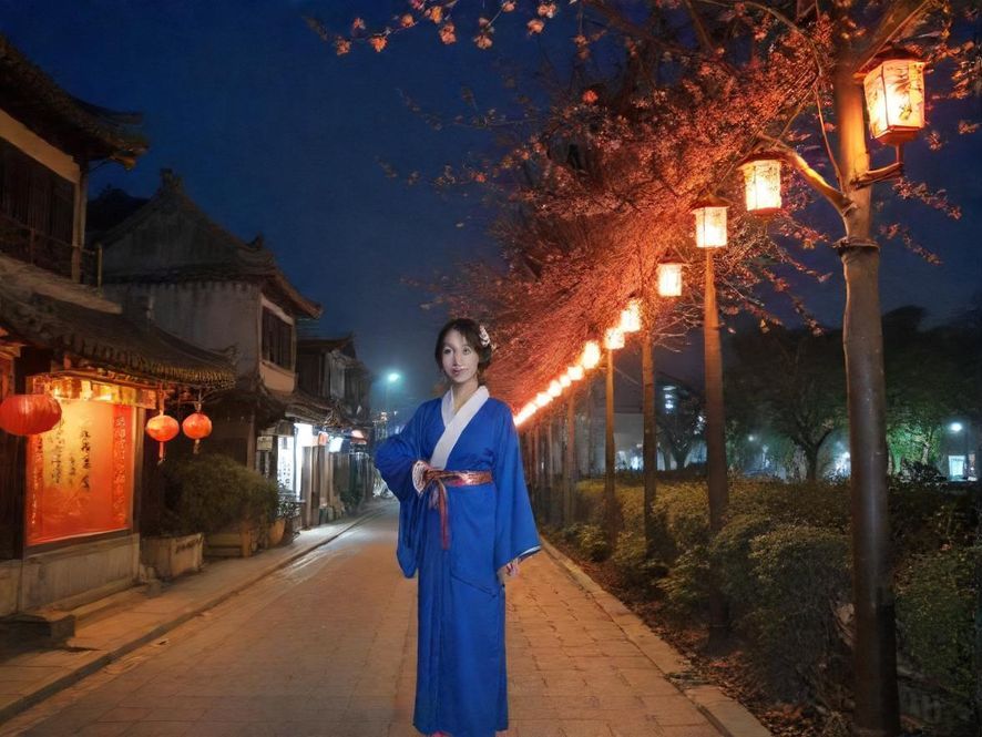 广州夜幕下的桑拿会所入口